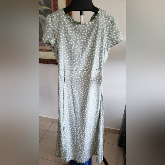 Green and white designs dress - Picture 4 of 6